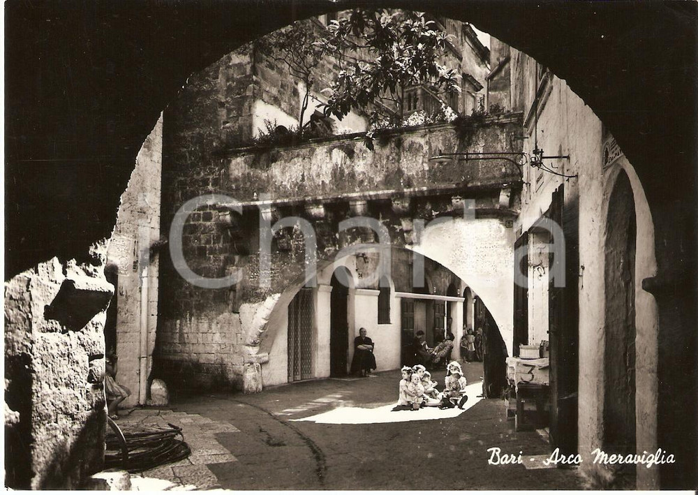 Cartolina originale da collezione 1958 BARI bambini giocano sotto ARCO MERAVIGLIA Obbligazioni ISVEIMER FG VG 1
