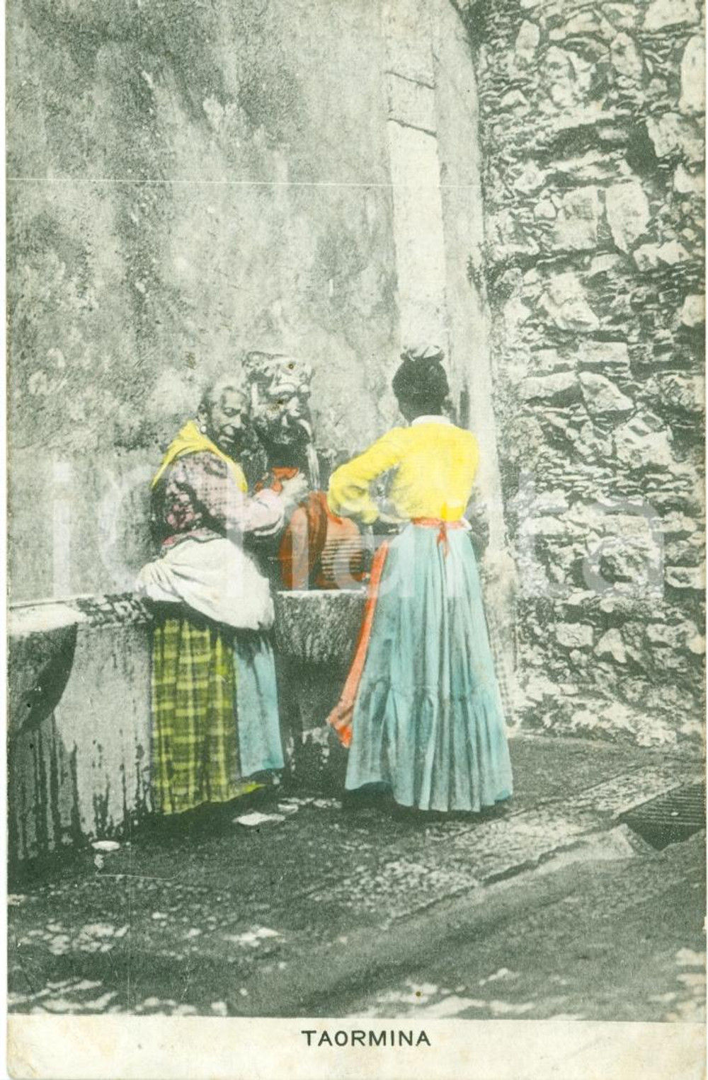 Cartolina originale da collezione 1908 TAORMINA (ME) Donne al lavello in costume tipico *Cartolina FP VG 1
