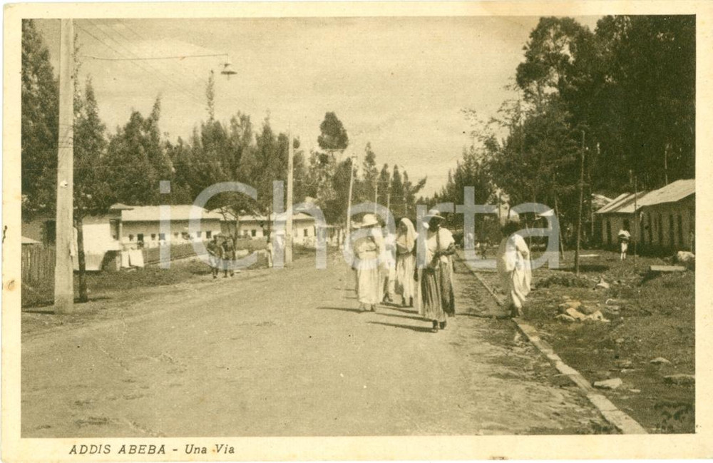 Cartolina originale da collezione 1935 ca ADDIS ABEBA (ETIOPIA) Donne a passeggio sulla via Cartolina FP NV 1