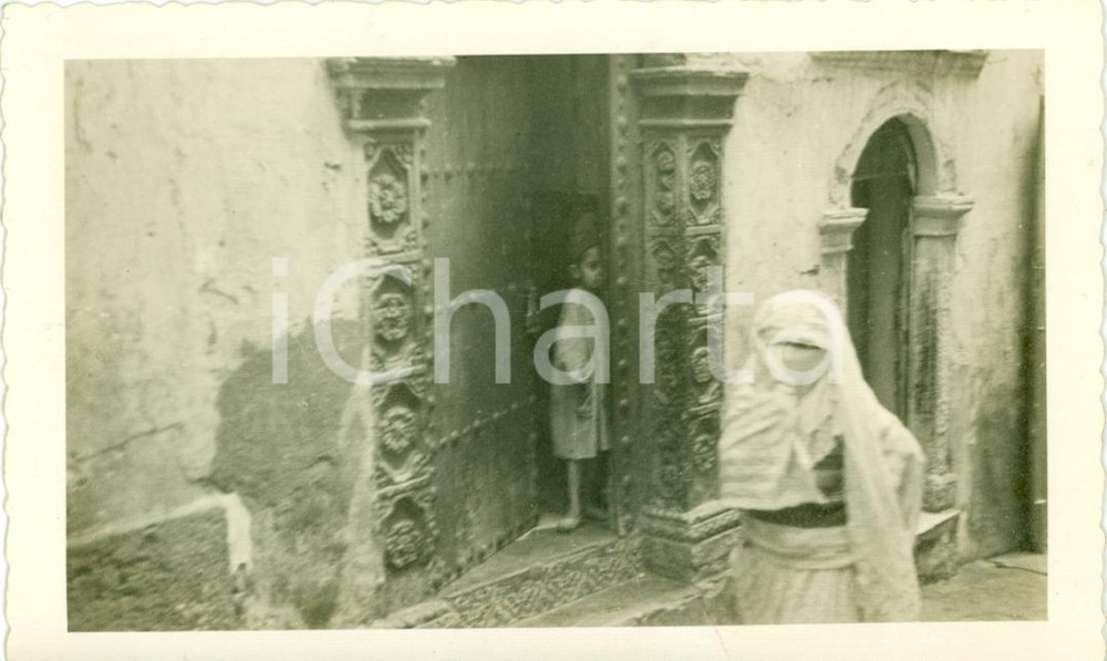 Cartolina originale da collezione 1940 ca CASABLANCA ? Bambino si nasconde nell'androne di un palazzo Cartolina FP 1