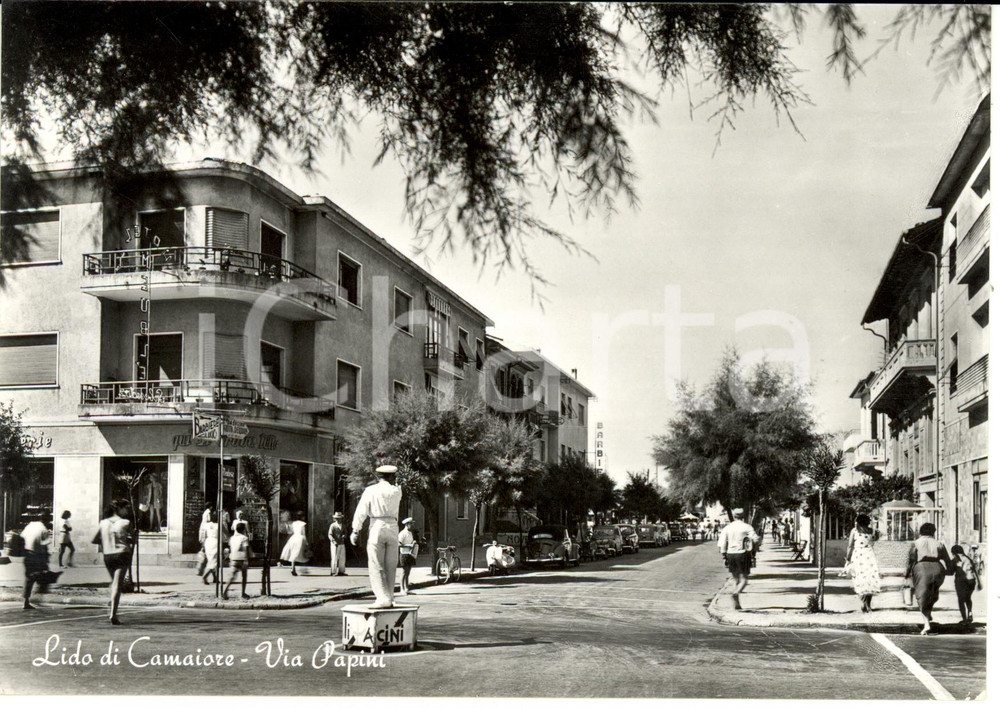 Cartolina originale da collezione 1959 LIDO DI CAMAIORE (LU) Via PAPINI con vigile urbano ANIMATA *FG VG 1