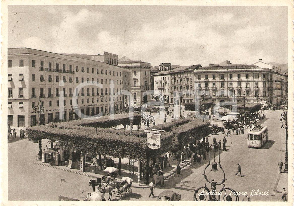 Cartolina originale da collezione 1956 AVELLINO Tram in PIAZZA LIBERTA  Insegne MOBILGAS ESSO Animata FG VG 1