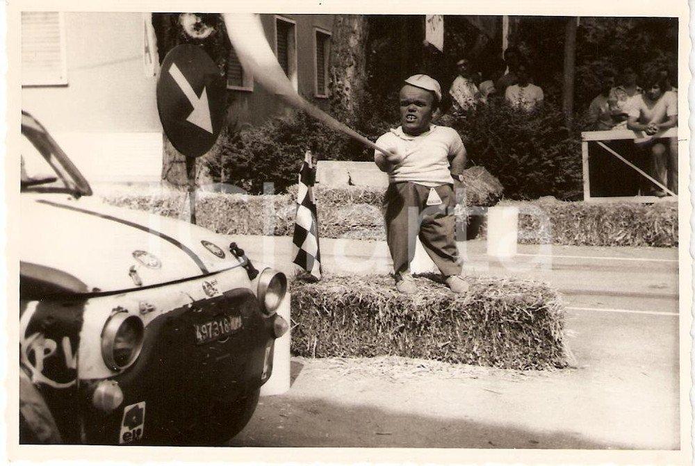 Fotografia d'epoca originale 1971 RIVANAZZANO TERME Trofeo TOTAL Rally Club Oltrepò Nano fa partire FIAT 500 1