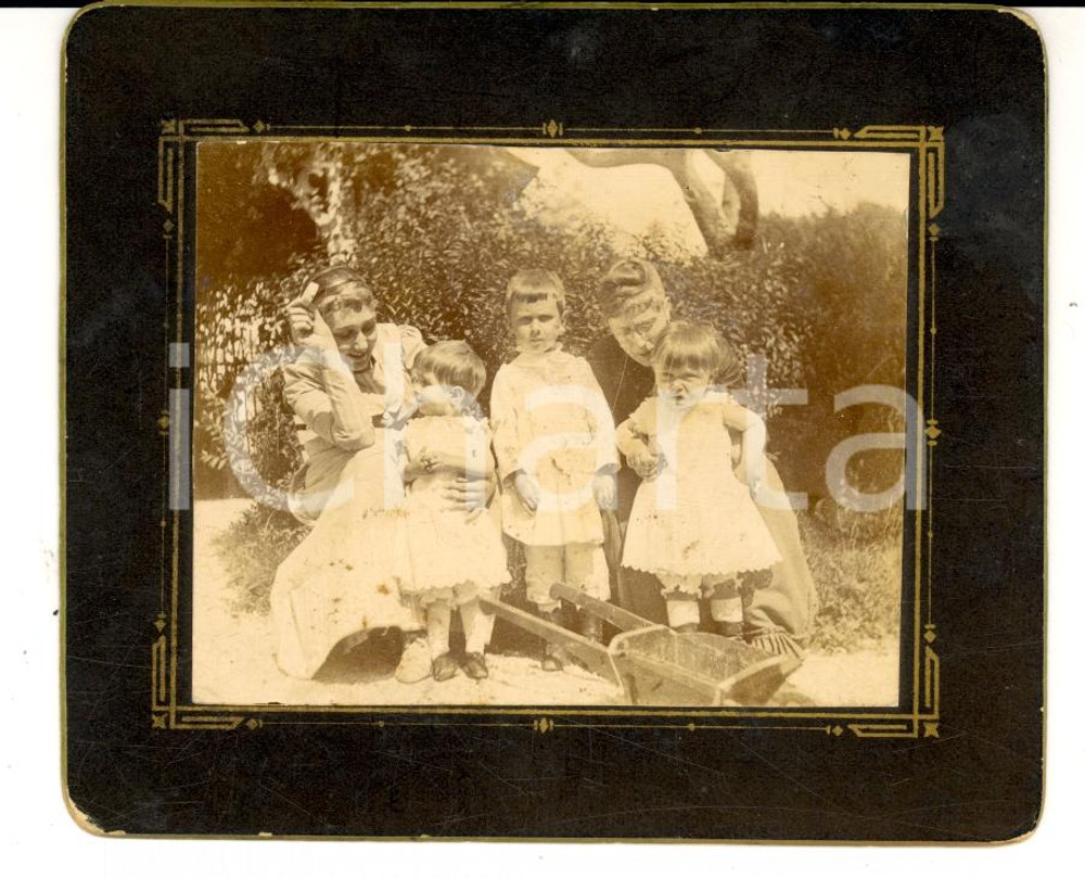 Fotografia d'epoca originale 1890 OLANDA (?) Bambini giocano con le governanti in giardino *Foto VINTAGE 1
