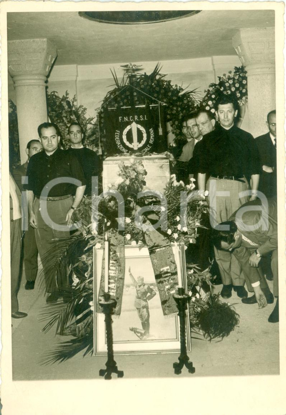 Fotografia d'epoca originale 1955 ca PREDAPPIO (FC) F.N.C.R.S.I. Omaggio Cripta MUSSOLINI Federazione Romana 1