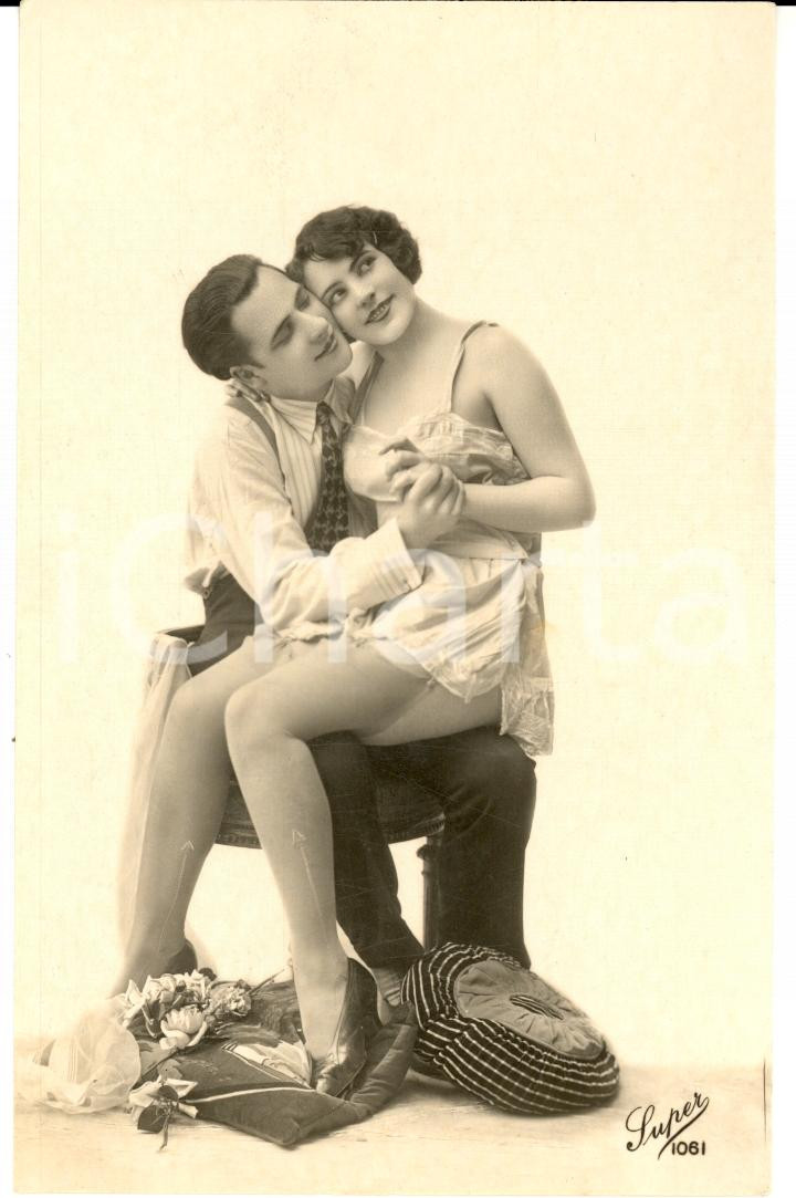 Fotografia d'epoca originale 1920 EROTICA VINTAGE Giovane coppia in intimitÃ  -  Ed. Super 1061 *PHOTO 1