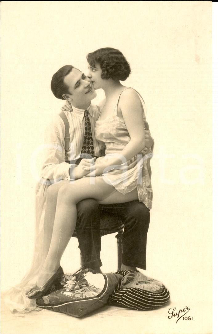Fotografia d'epoca originale 1920 EROTICA VINTAGE Giovane coppia posa in intimitÃ  -  Ed. Super 1061 *PHOTO 1