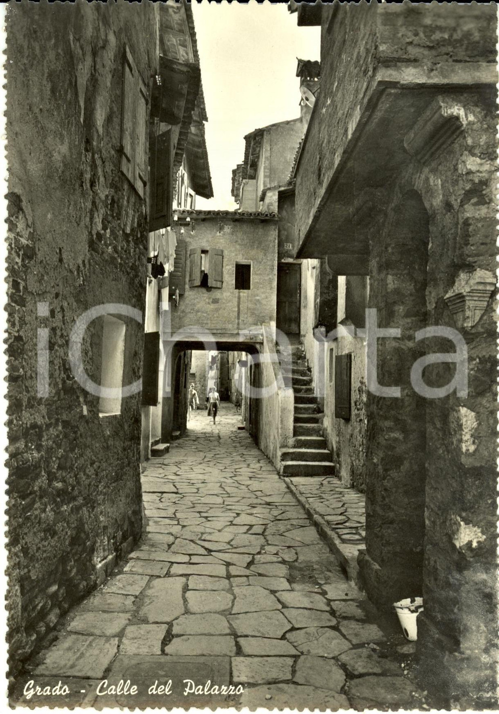 Cartolina originale da collezione 1950 ca GRADO (GO) Veduta della Calle del Palazzo ANIMATA *Cartolina FG NV 1