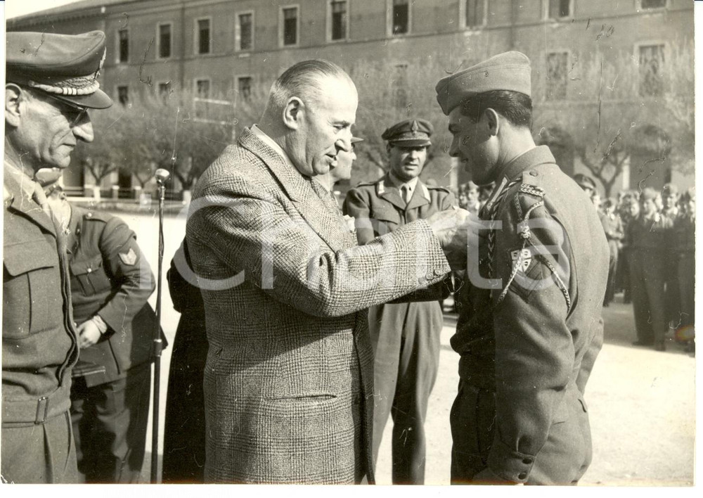 Fotografia d epoca originale 1954 ROMA GRANATIERI DI SARDEGNA Gen.Luigi LOMBARDI a Carlo MELOTTI Foto 1