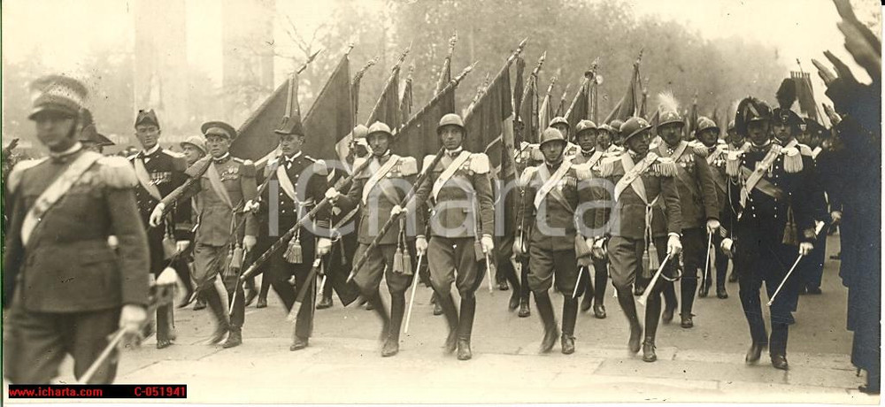Fotografia d'epoca originale 1928 Torino, Le gloriose bandiere partono per Roma, WWI 1