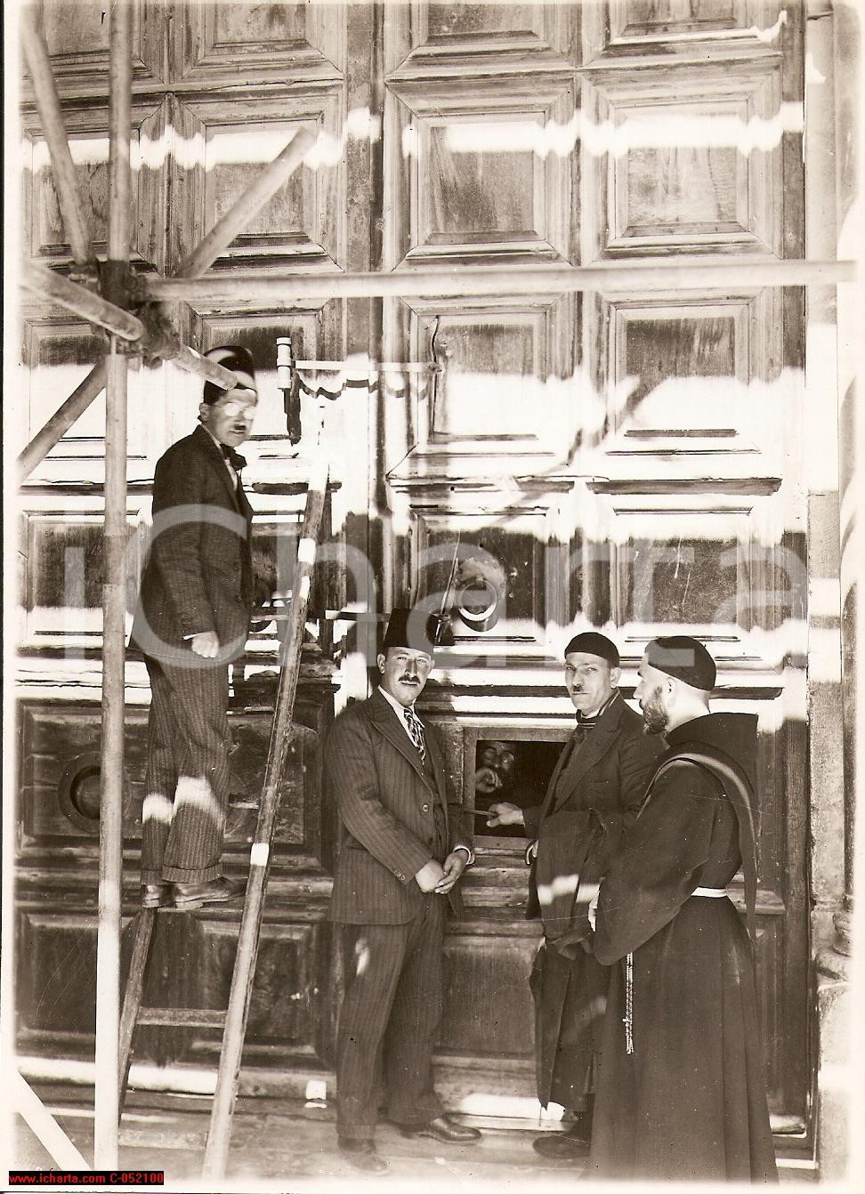 Fotografia d epoca originale 1939 GERUSALEMME Apertura Chiesa Santo Sepolcro  Guardiani musulmani e frate 1