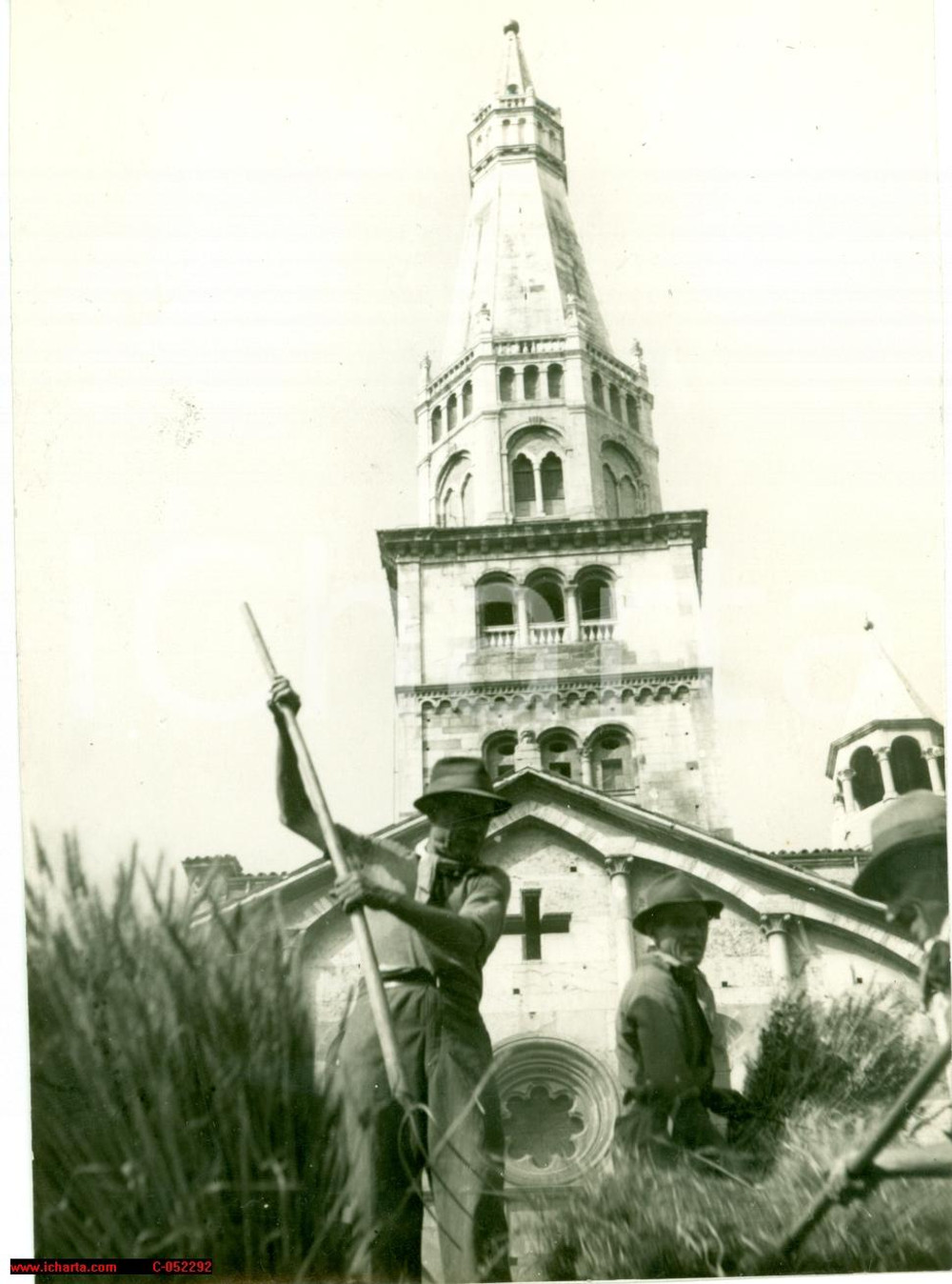 Fotografia d'epoca originale 1942 MODENA Trebbiatura del grano sotto la GHIRLANDINA 1