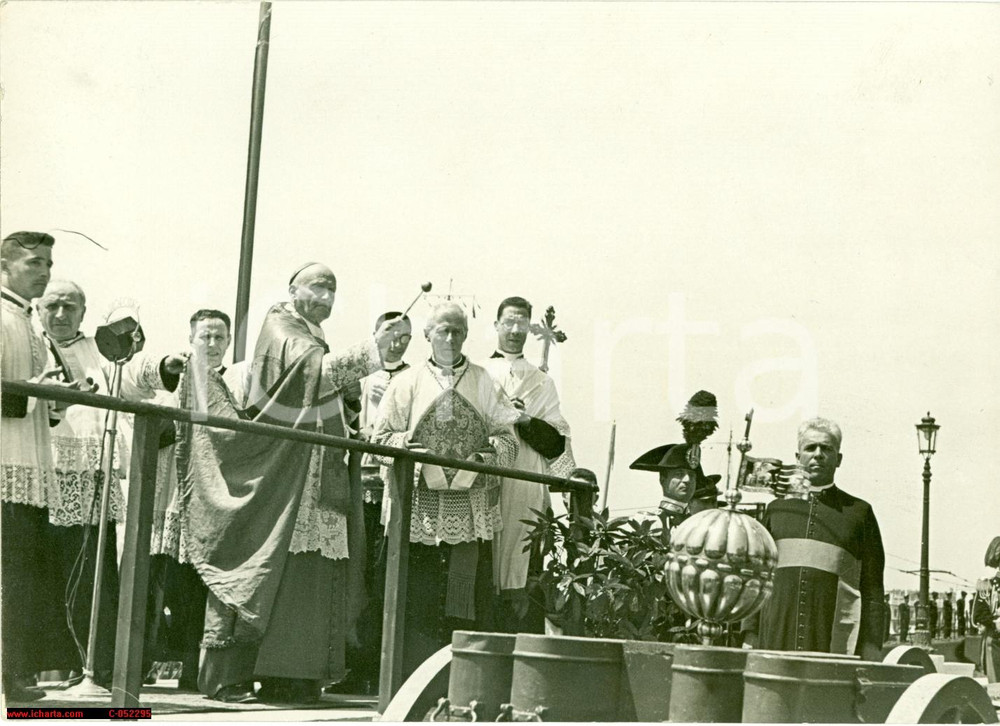 Fotografia d epoca originale 1937 VENEZIA PATRIARCA benedice bandiere sommergibili Nereide Naiade  FOTO 1