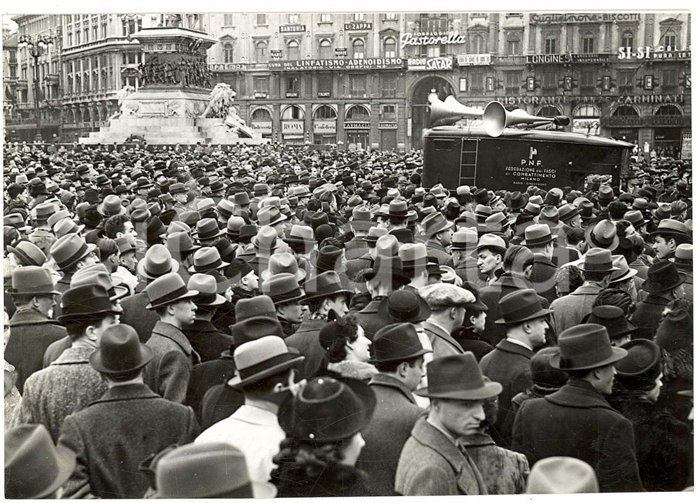 Fotografia d'epoca originale 1939 MILANO Folla in Piazza Duomo ascolta discorso DUCE da furgone altoparlante 1