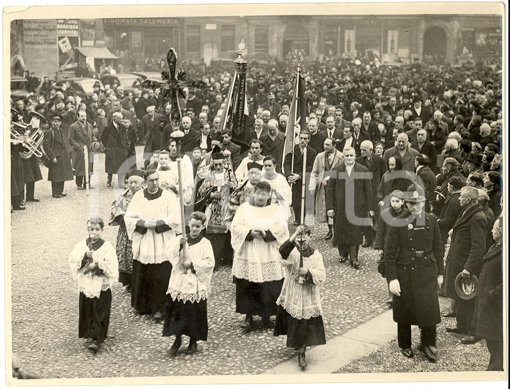 Fotografia d'epoca originale 1938 MILANO Offerta di cera e olio per la festa di SANT'AQUILINO *Fotografia 1