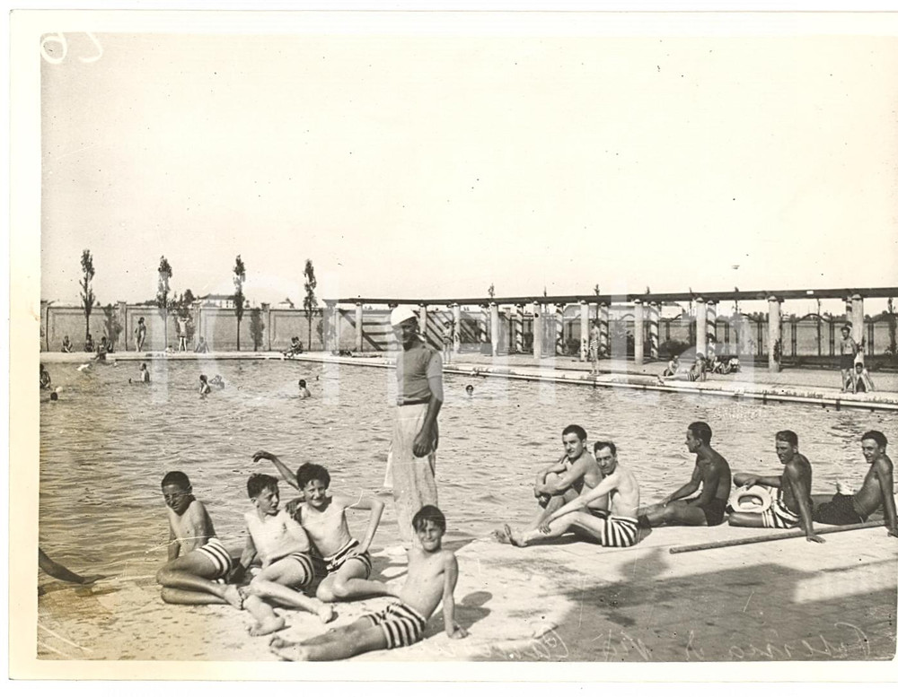 Fotografia d'epoca originale 1935 ca MILANO Bagnanti in piscina al Campo Virgilio FOSSATI *Fotografia 1