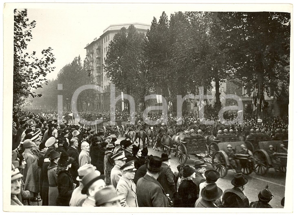 Fotografia d'epoca originale 1938 MILANO Parata militare dell'artiglieria in Corso SEMPIONE per Genetliaco Re 1