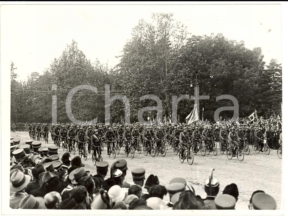 Fotografia d'epoca originale 1937 MILANO Milizia Volontaria ciclisti sfilano per il Decennale *Fotografia 1
