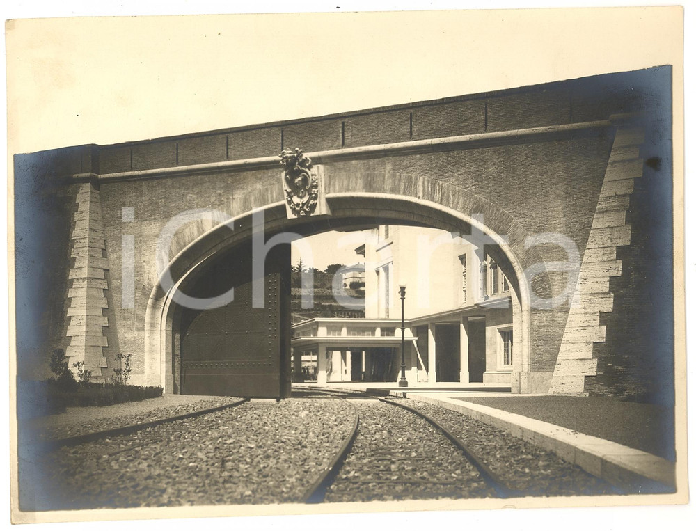 Fotografia d'epoca originale 1934 CITTA' DEL VATICANO L'arco d'ingresso della ferrovia vaticana *Fotografia 1