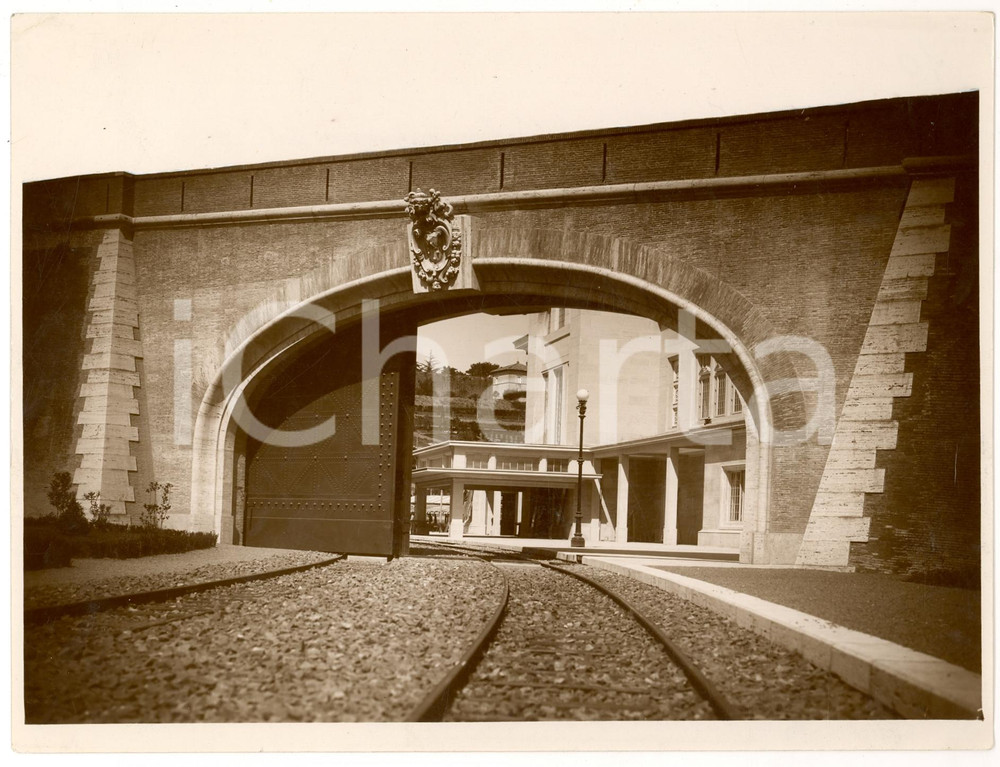 Fotografia d'epoca originale 1930 ROMA Portone d'ingresso binari CITTA' DEL VATICANO 1