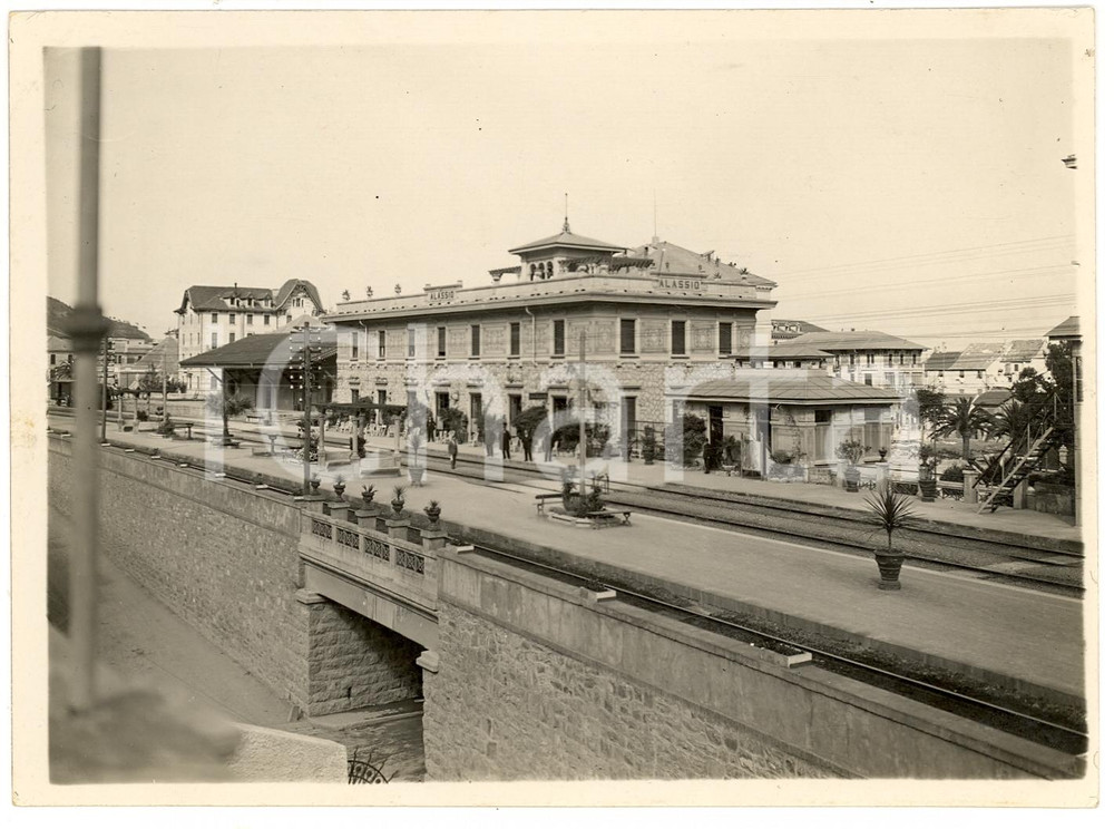 Fotografia d'epoca originale 1940 circa ALASSIO (SV) Stazione ferroviaria ANIMATA 1
