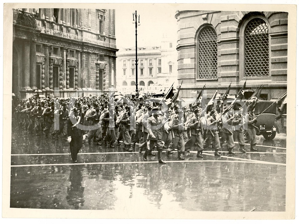 Fotografia d'epoca originale 1936 MILANO Ritorno degli Avanguardisti dal CAMPO DUX *Fotografia 1