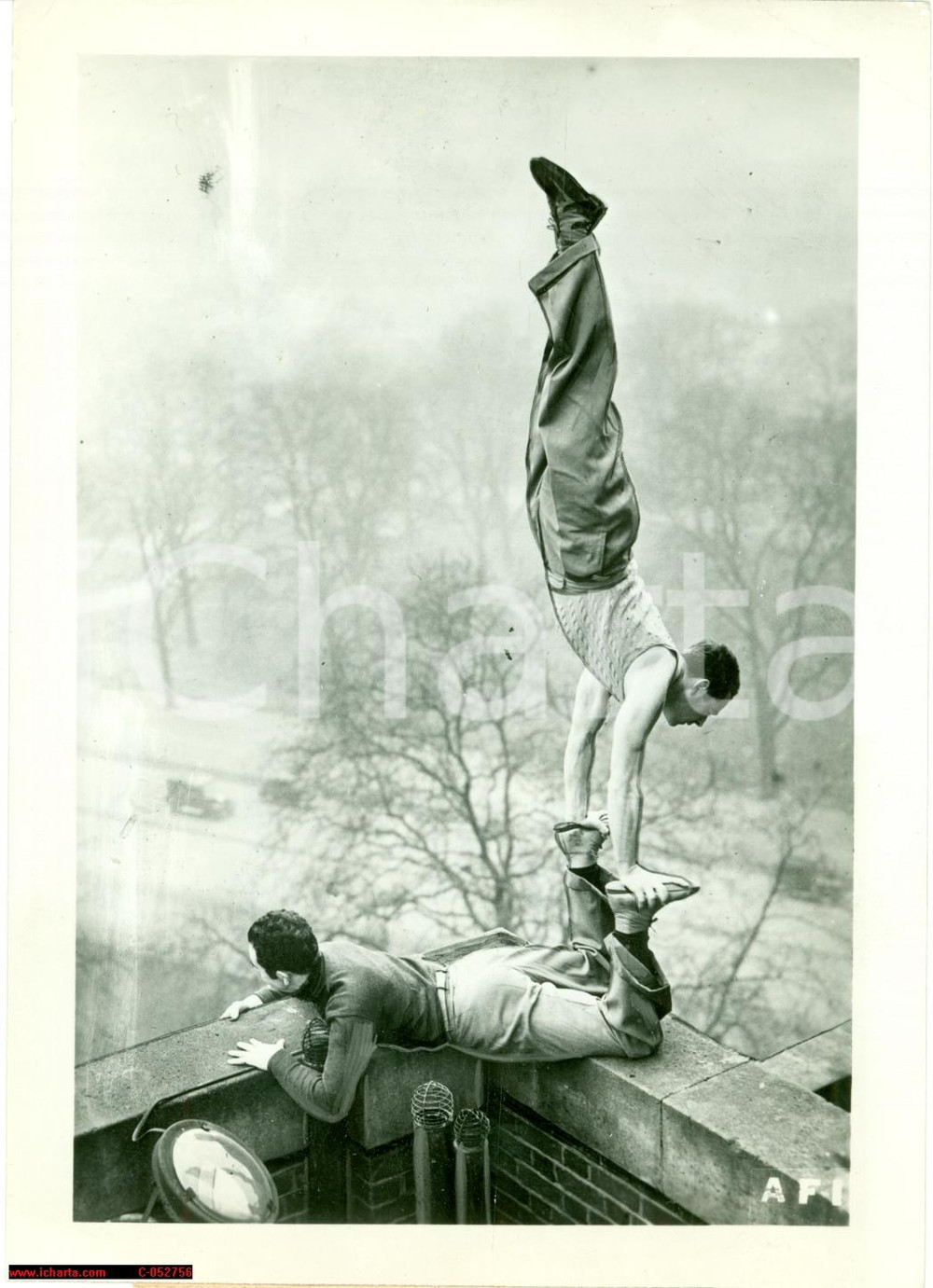 Fotografia d'epoca originale 1942 LISBONA Acrobati in bilico su tetto di un edificio 1