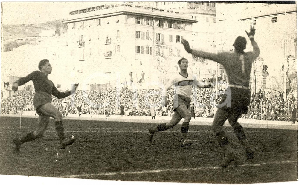 Fotografia d'epoca originale 1940 circa GENOVA Pericolosa uscita portiere MONTINI 1
