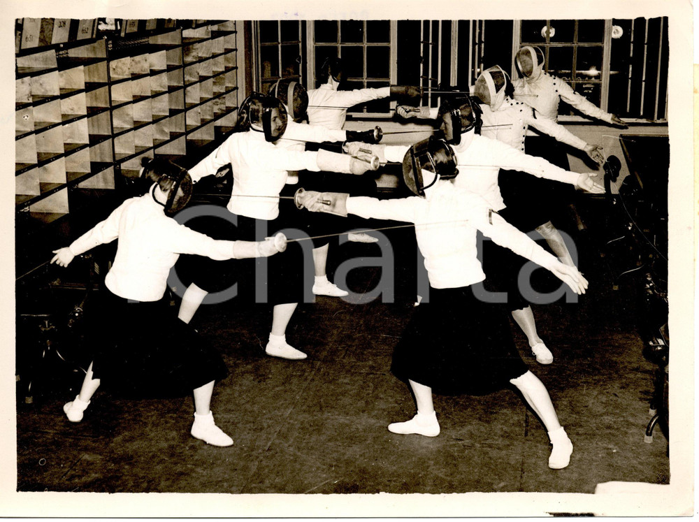 Fotografia d'epoca originale 1937 LONDON Girls Post Office workers fencing Photo 1