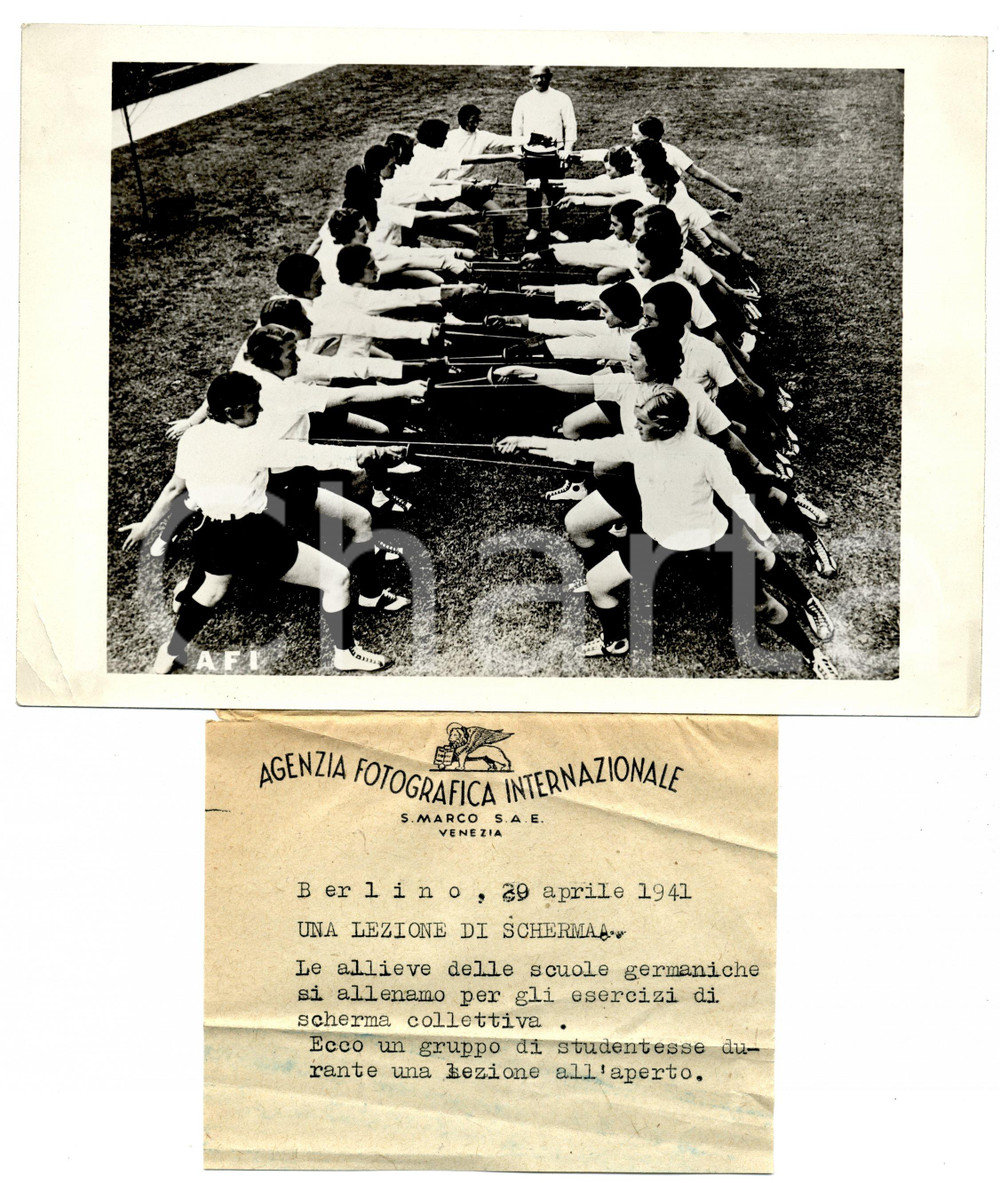 Fotografia d'epoca originale 1941 BERLINO Allieve tedesche nella scherma collettiva 1