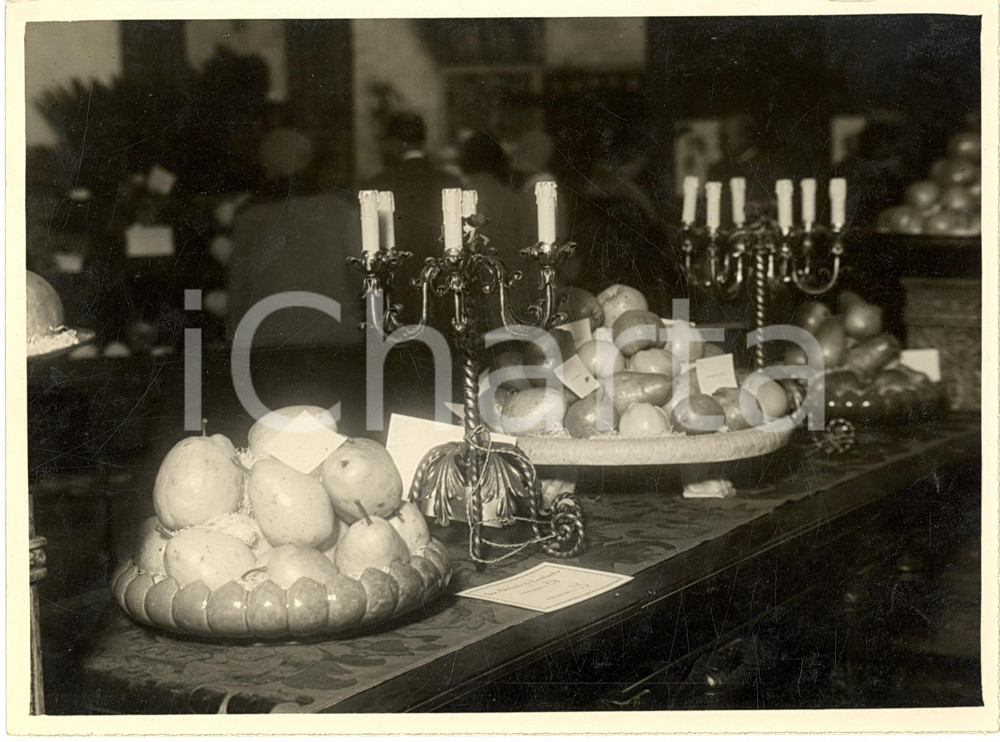 Fotografia d'epoca originale 1929 MILANO Mostra del Crisantemo Tavolo con primizie 1