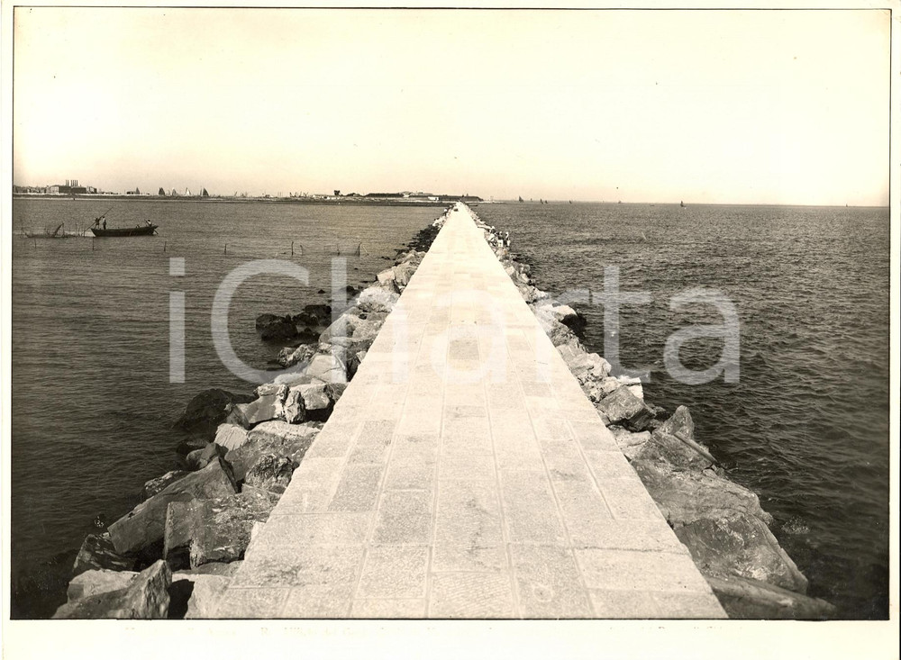 Fotografia d'epoca originale 1935 ca CHIOGGIA (VE) Le dighe del Canal Porto ANIMATA 1