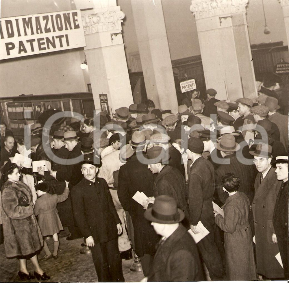 Fotografia d'epoca originale 1939 MILANO Coda agli sportelli per la vidimazione delle patenti *Fotografia 1