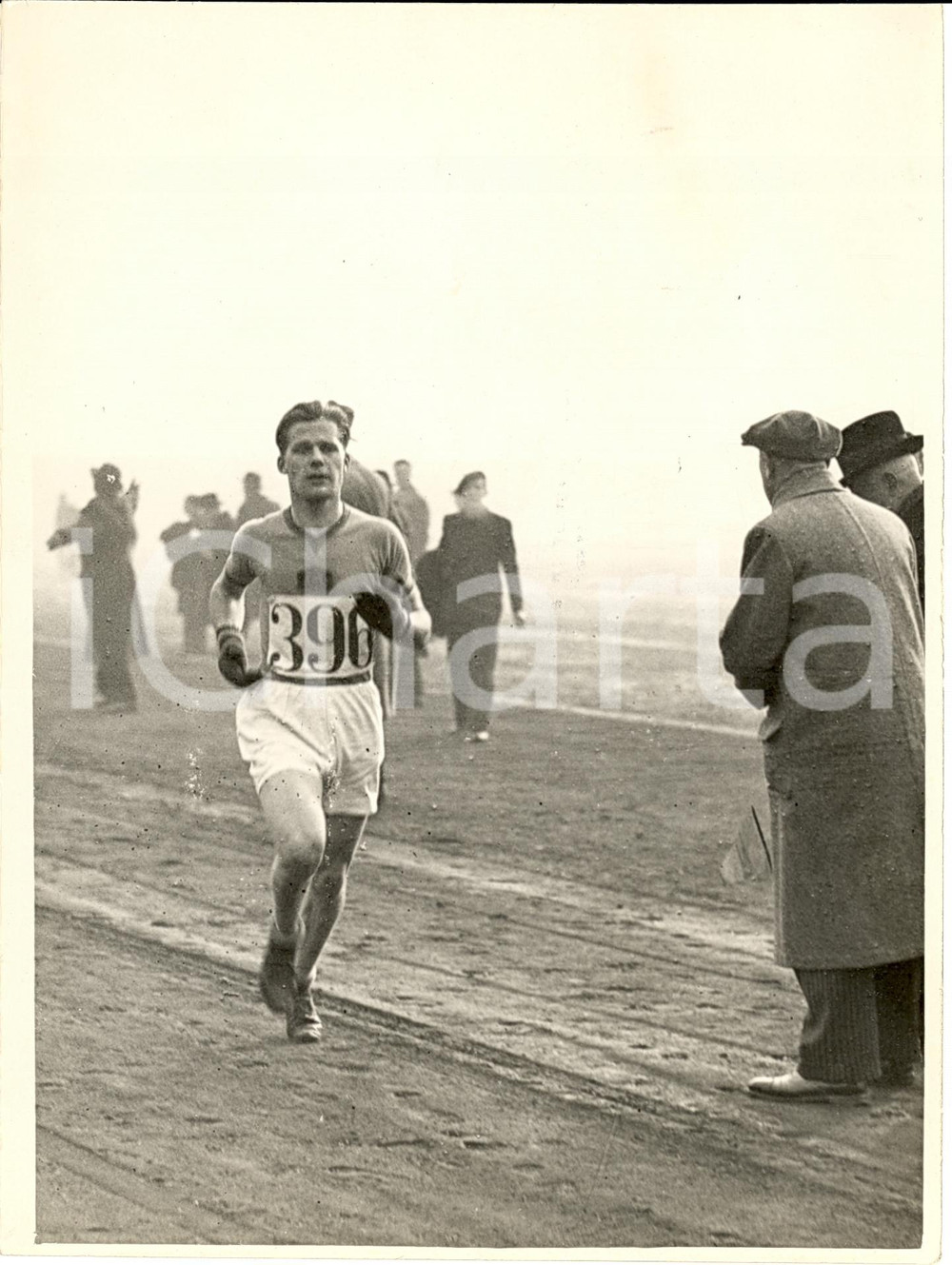 Fotografia d'epoca originale 1936 MILANO Arrivo LAZZARINI a corsa campestre LAMBRATE 1
