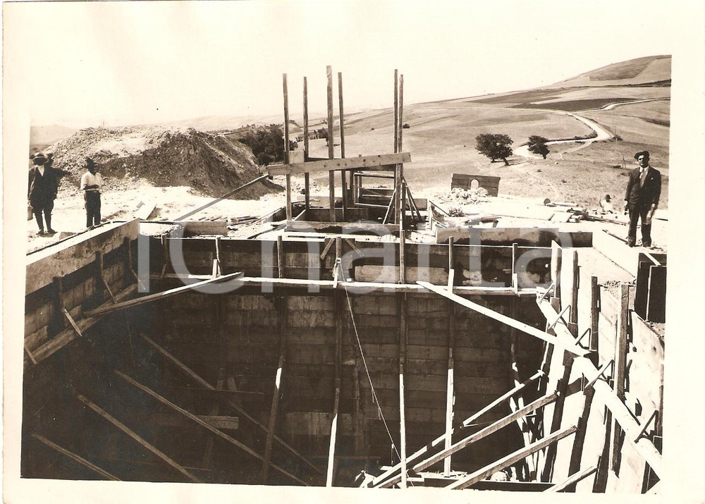 Fotografia d epoca originale 1931 FOGGIA Pietra Montecorvino Costruzione serbatoio acquedotto ANIMATA 1