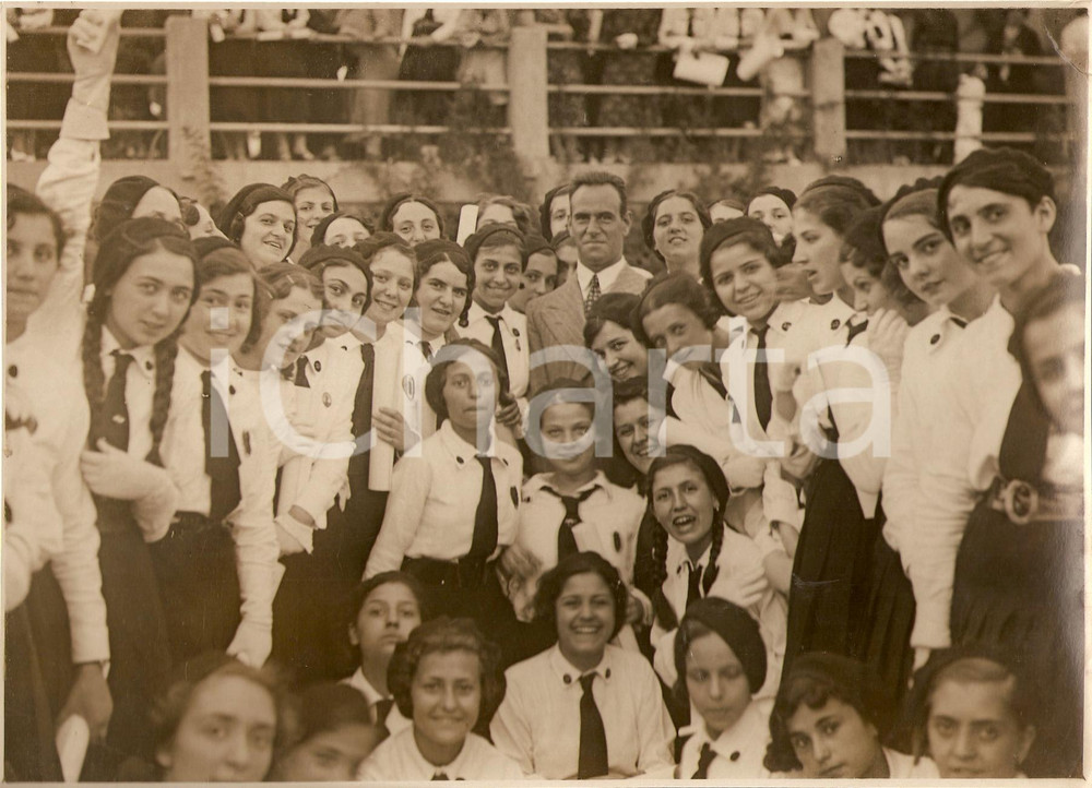 Fotografia d'epoca originale 1932 MILANO Gruppo di Giovani Italiane con Renato RICCI 1