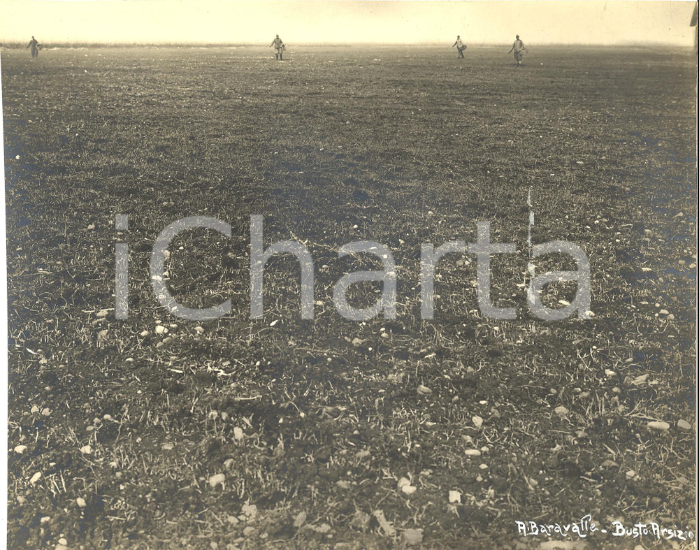 Fotografia d'epoca originale 1930 ca BUSTO ARSIZIO (VA) Concimazione della brughiera 1