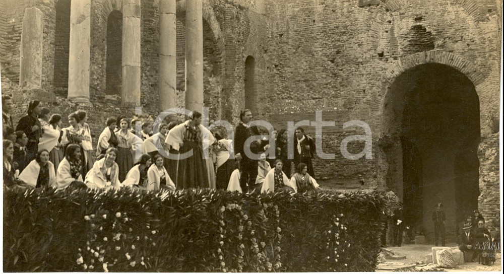 Fotografia d epoca originale 1935 TAORMINA ME I Cori di VAL D ANAPO al Teatro Greco Fotografia rifilata 1