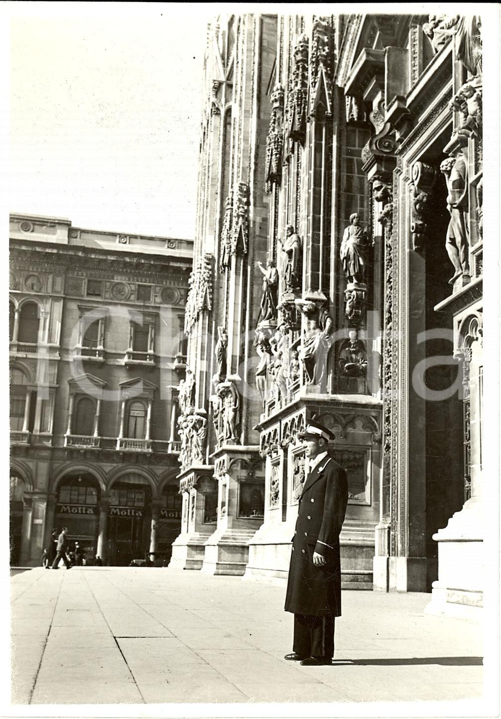 Fotografia d'epoca originale 1939 MILANO Guardia all'ingresso del DUOMO Negozio MOTTA *Fotografia 1