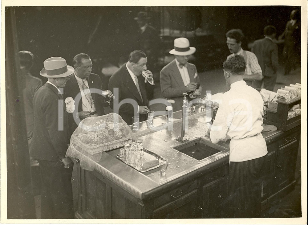 Fotografia d'epoca originale 1930 MILANO Ferragosto alla buvette STAZIONE CENTRALE *Fotografia 1