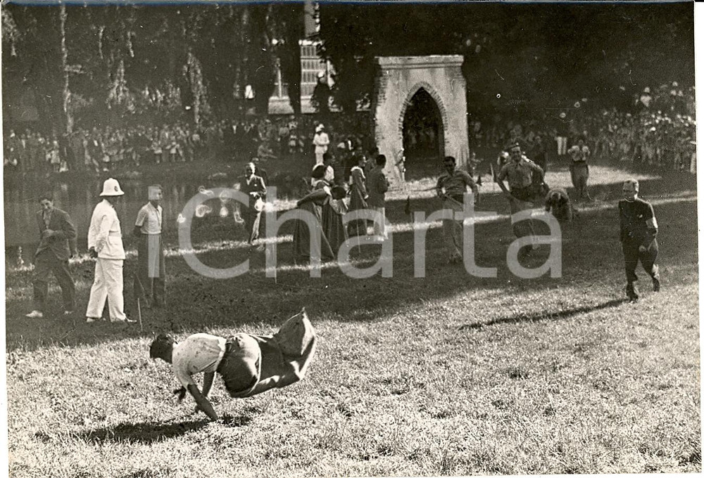 Fotografia d'epoca originale 1938 MILANO Capitombolo in corsa coi sacchi in SEMPIONE 1