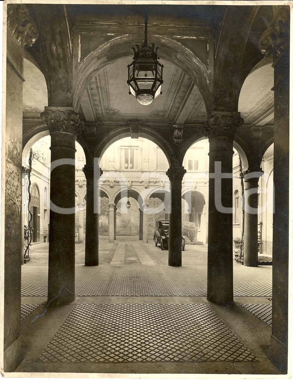 Fotografia d epoca originale 1930 ca MILANO Cortile di un palazzo storico con automobile Foto FLECCHIA 20x27 1