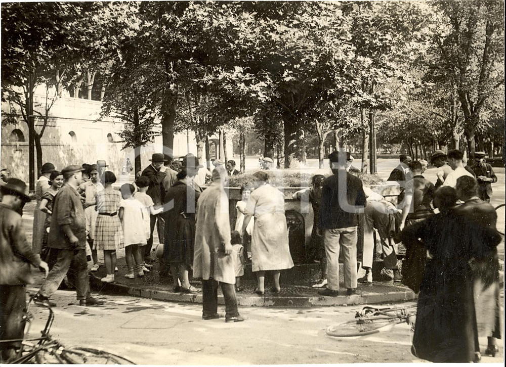 Fotografia d epoca originale 1933 MILANO Fontana di acqua potabile all Arena FOTO 1