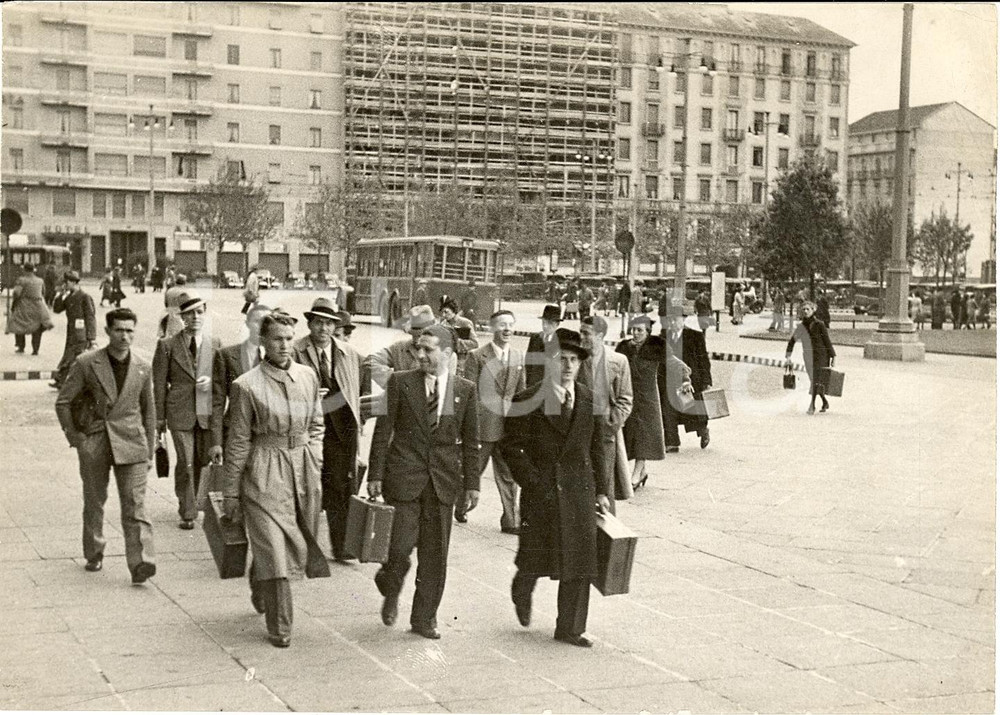 Fotografia d'epoca originale 1938 MILANO Impiegati con ventiquattrore vanno in ufficio *Fotografia 1