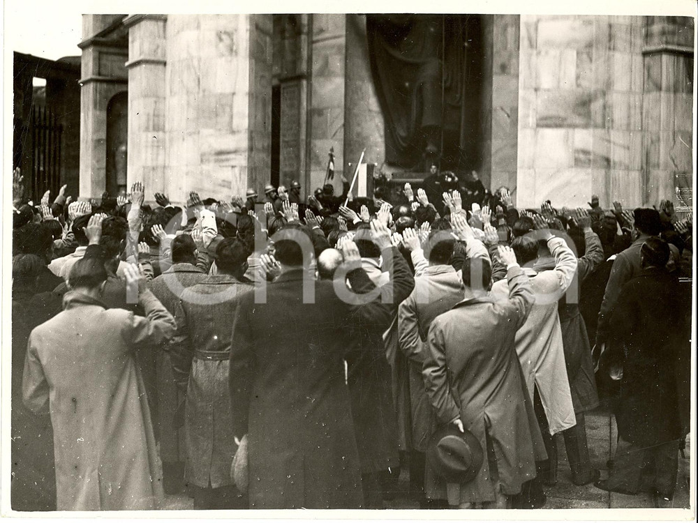 Fotografia d epoca originale 1935 ca MILANO Omaggio Dopolavoristi Monumento a Caduti 1