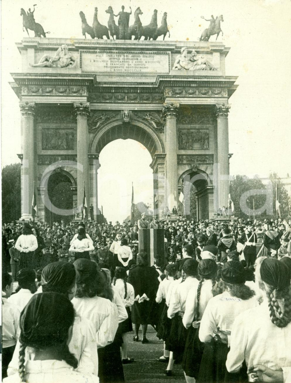 Fotografia d'epoca originale 1941 MILANO La folla all'Arco della Pace per i Caduti 1