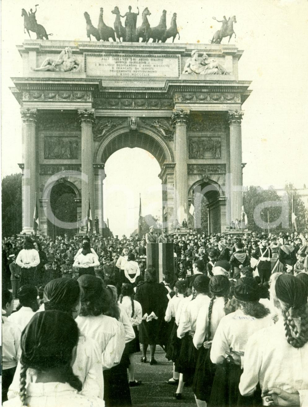 Fotografia d epoca originale 1941 MILANO La folla all Arco della Pace per i Caduti 1