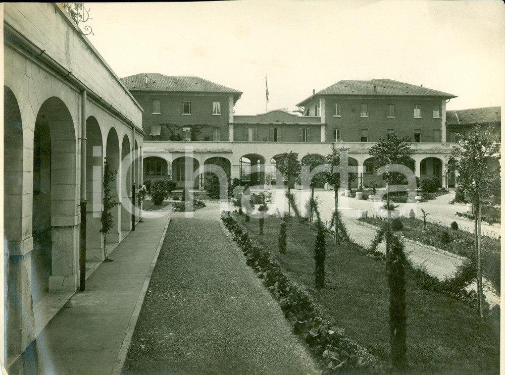 Fotografia d'epoca originale 1935 ca MILANO Casa di ricovero PRINCIPE DI PIEMONTE Corte d'onore FOTO 1