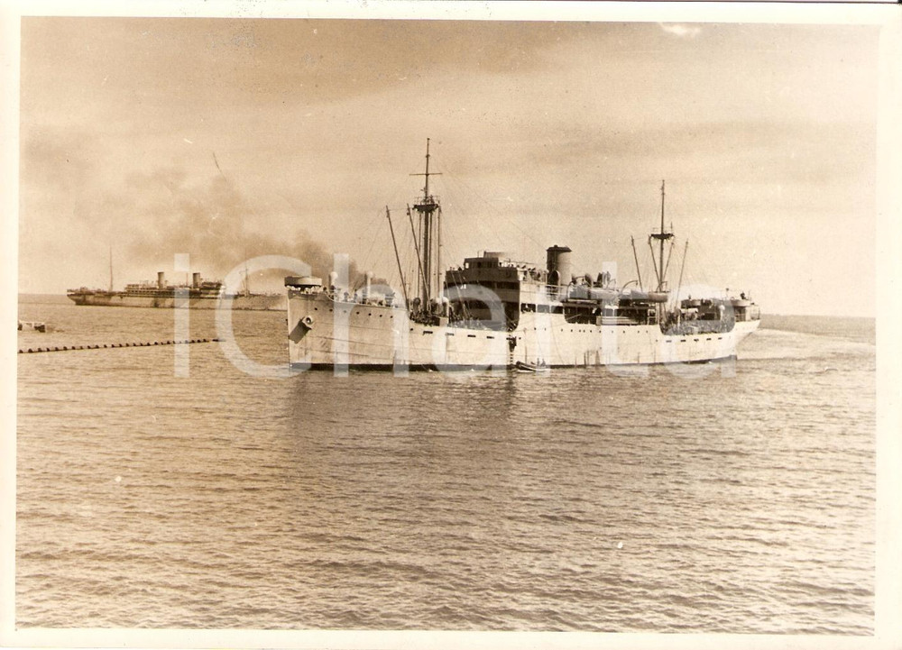 Fotografia d'epoca originale 1943 WWII GUERRA MEDITERRANEA Convoglio entra in un porto *Fotografia 1