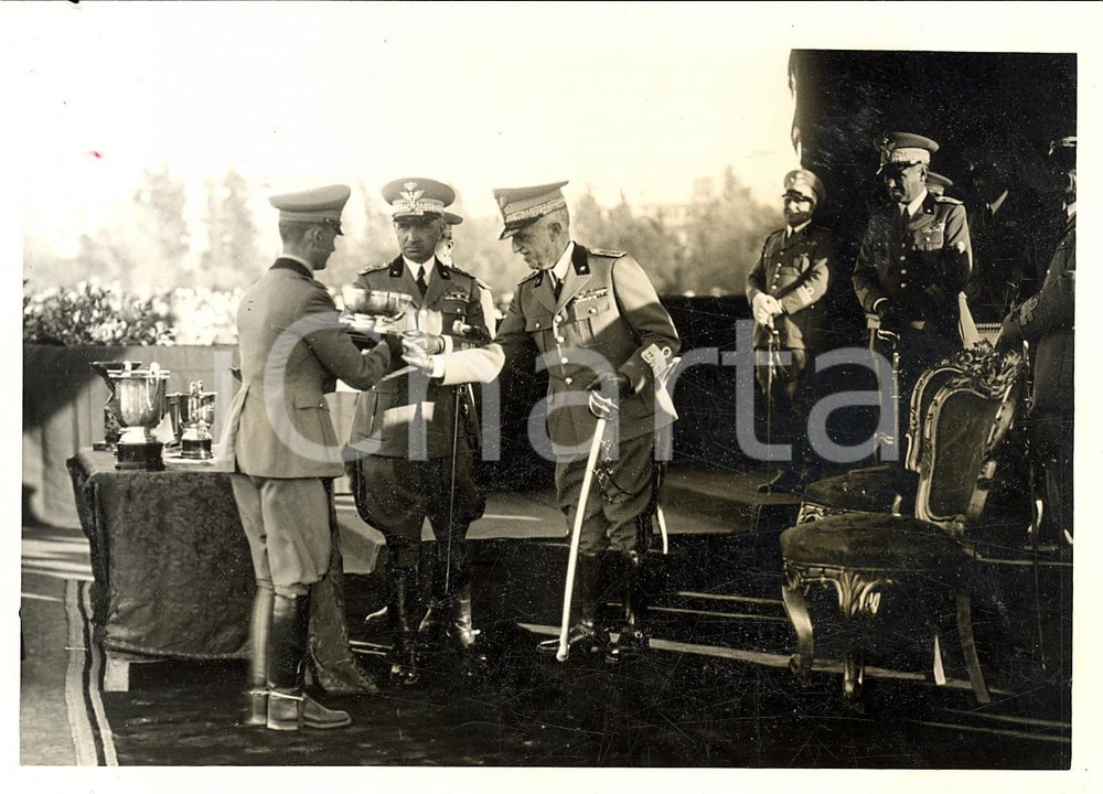 Fotografia d'epoca originale 1938 ROMA Il Re premia tenente TARDI al concorso ippico 1